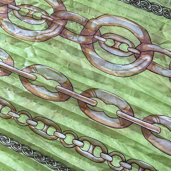 Pleated polyester Romano scarf - Picture 6 of 6